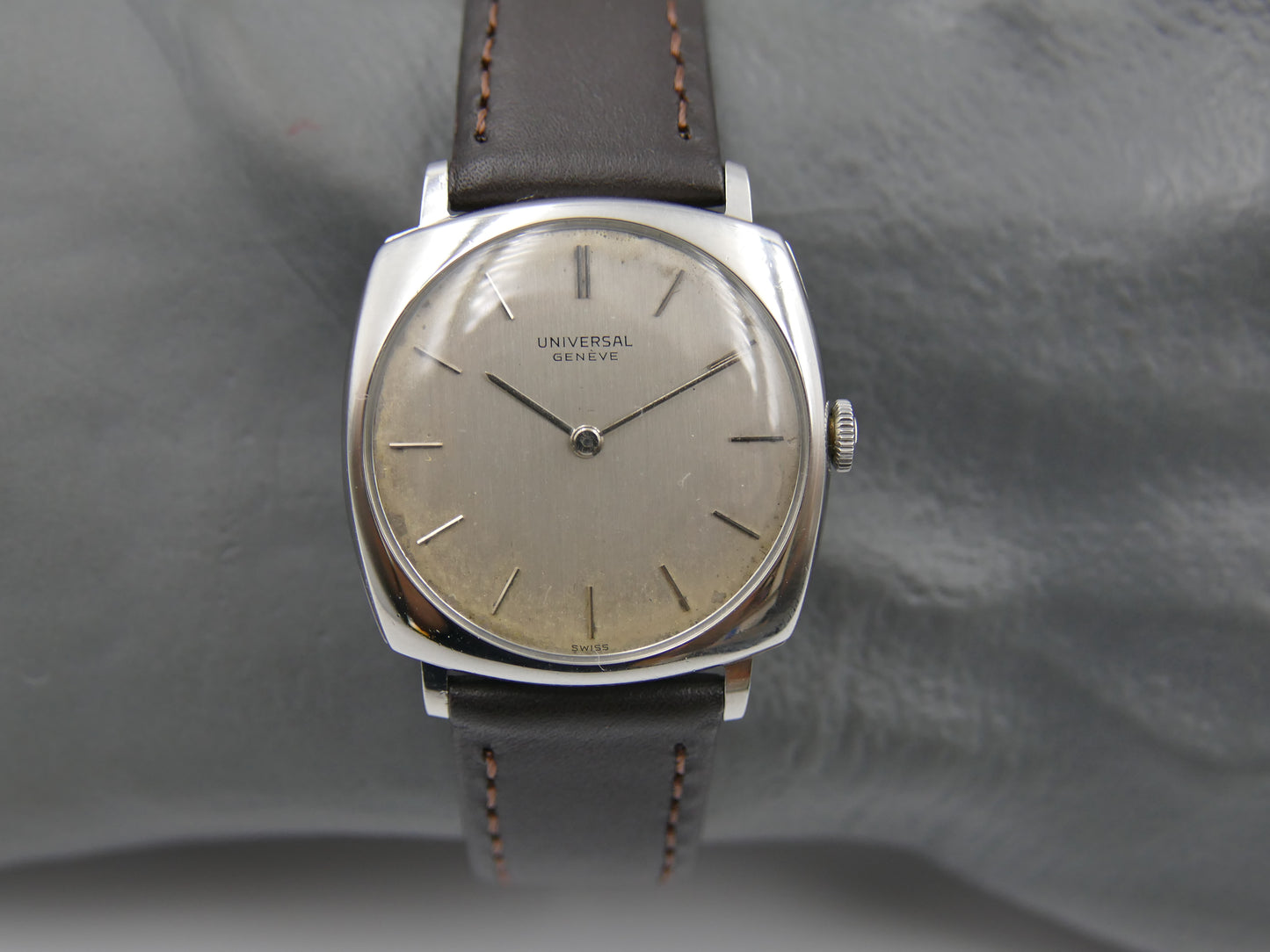 60s vintage watch mens Universal Geneve ref. 842112 /02 hand wind cal 42 thin Cushion