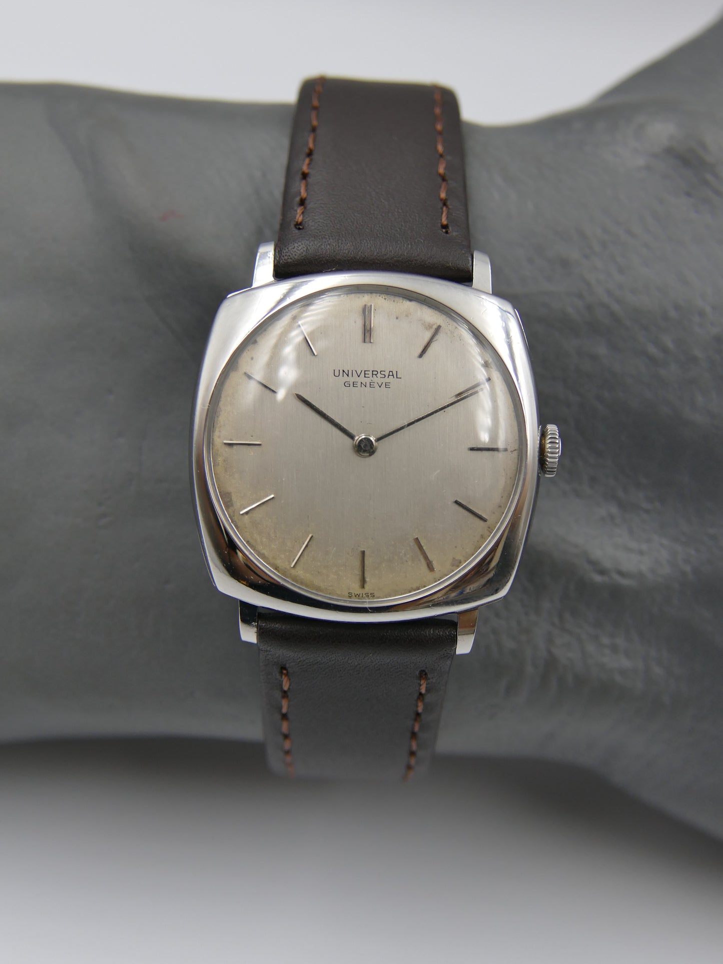 60s vintage watch mens Universal Geneve ref. 842112 /02 hand wind cal 42 thin Cushion