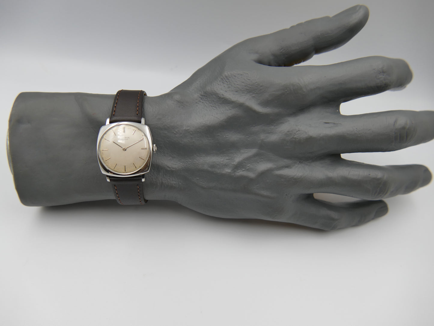 60s vintage watch mens Universal Geneve ref. 842112 /02 hand wind cal 42 thin Cushion