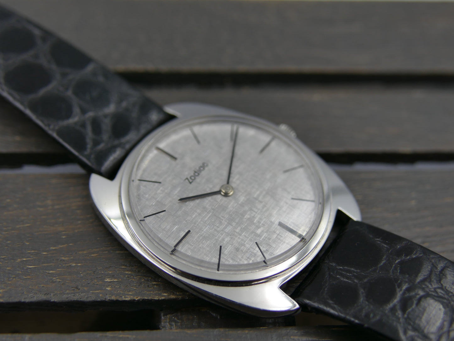 70s vintage watch mens dress NOS Zodiac Ref 382.661 Cal. 38 silver linen dial