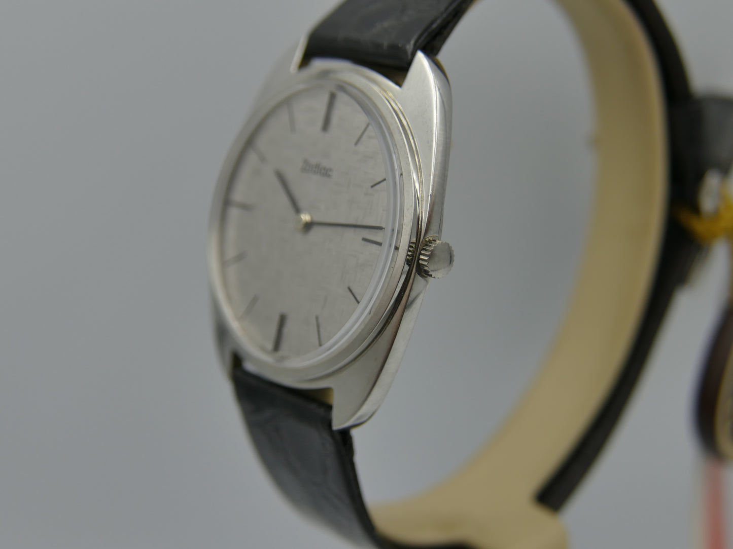 70s vintage watch mens dress NOS Zodiac Ref 382.661 Cal. 38 silver linen dial