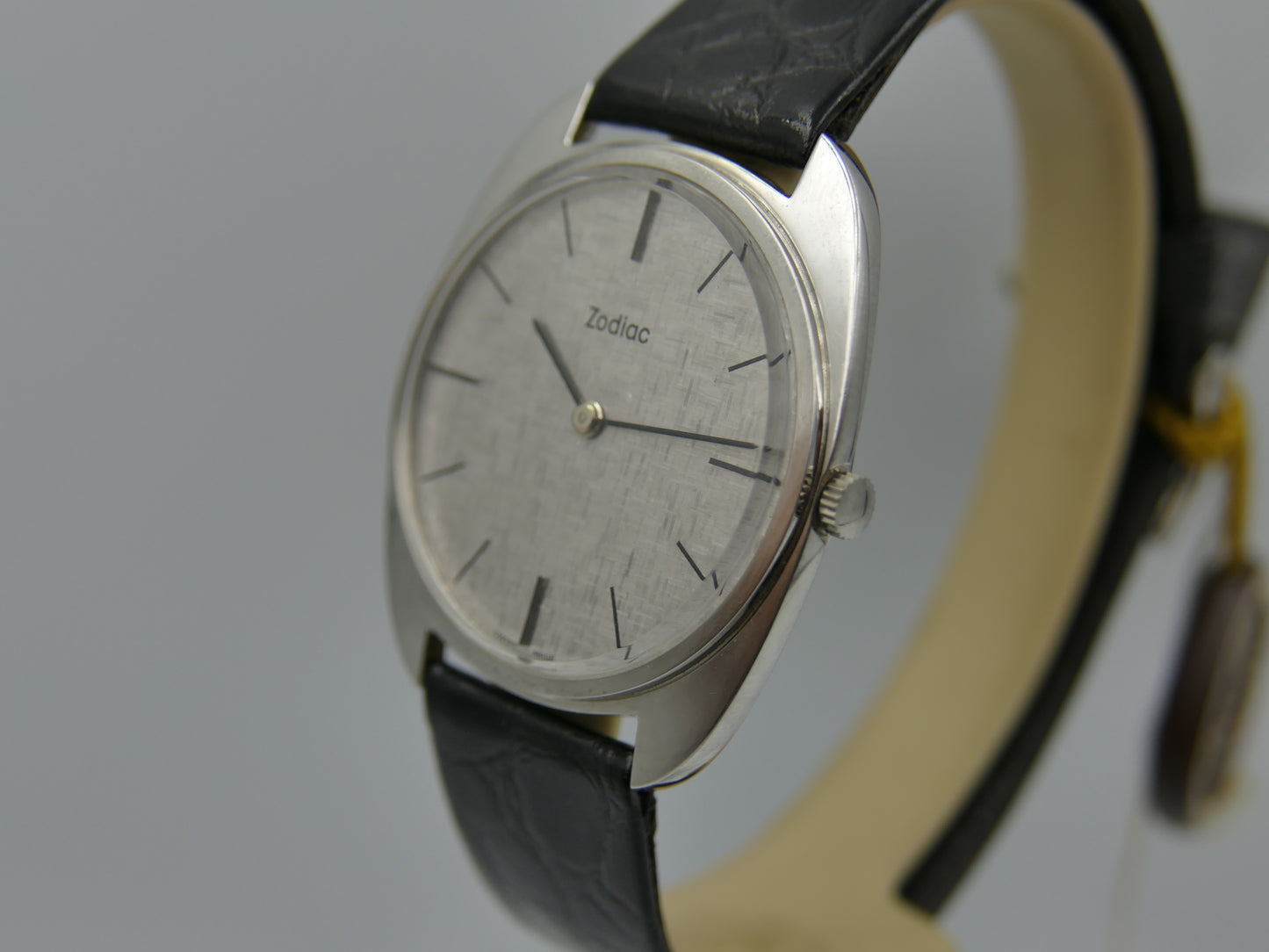 70s vintage watch mens dress NOS Zodiac Ref 382.661 Cal. 38 silver linen dial
