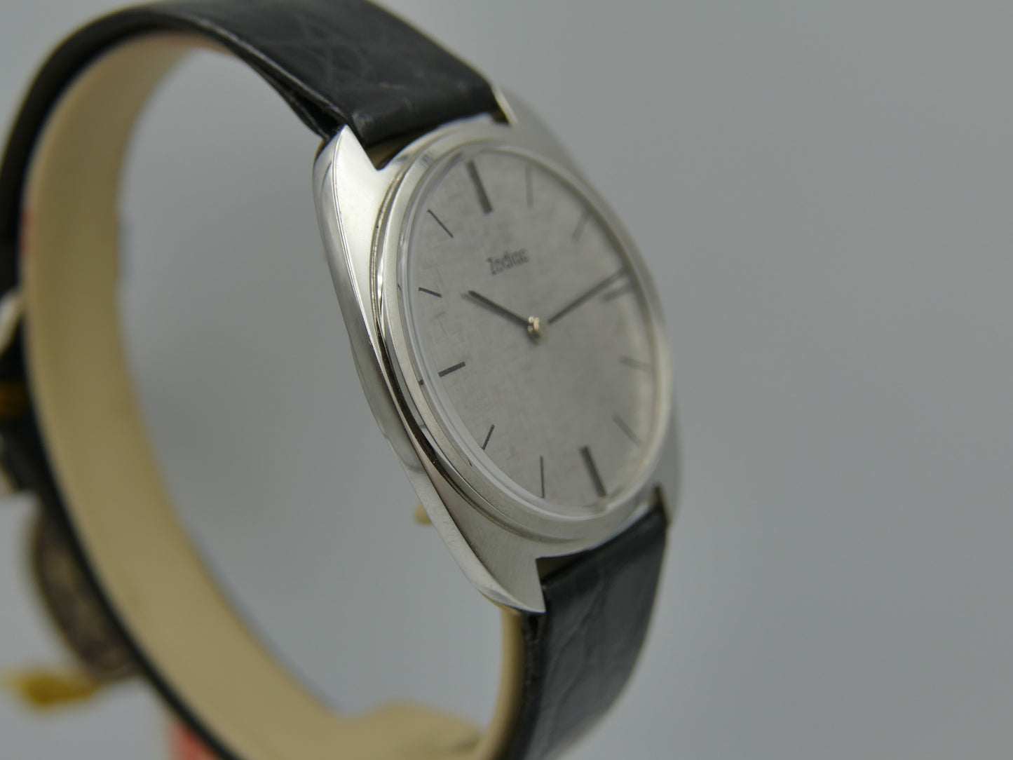70s vintage watch mens dress NOS Zodiac Ref 382.661 Cal. 38 silver linen dial
