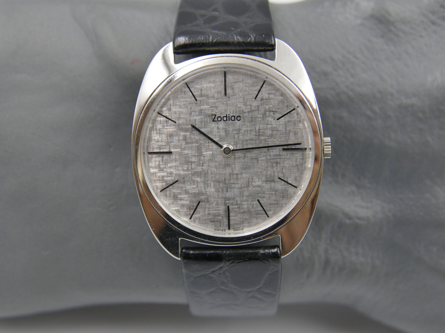 70s vintage watch mens dress NOS Zodiac Ref 382.661 Cal. 38 silver linen dial