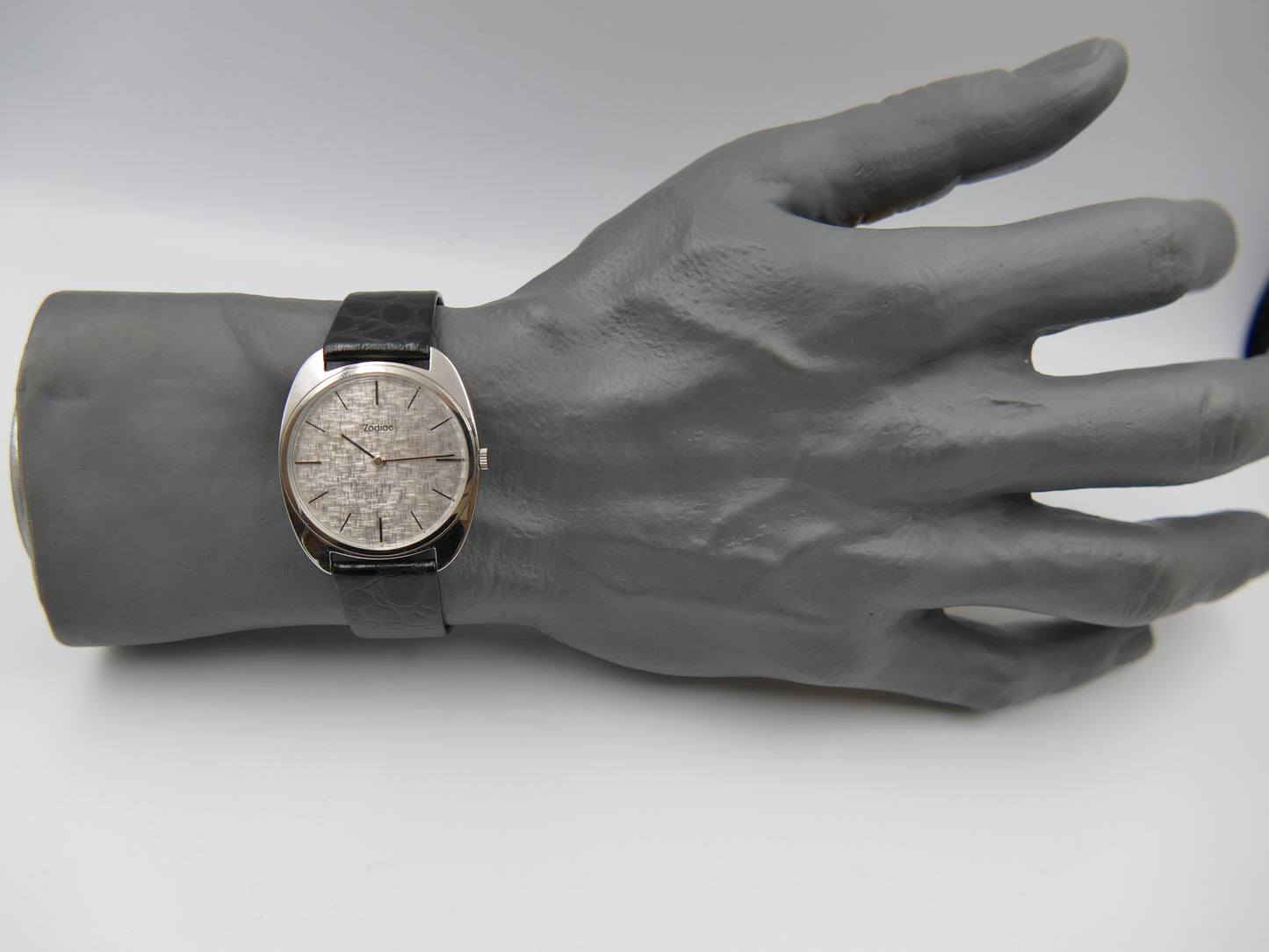 70s vintage watch mens dress NOS Zodiac Ref 382.661 Cal. 38 silver linen dial