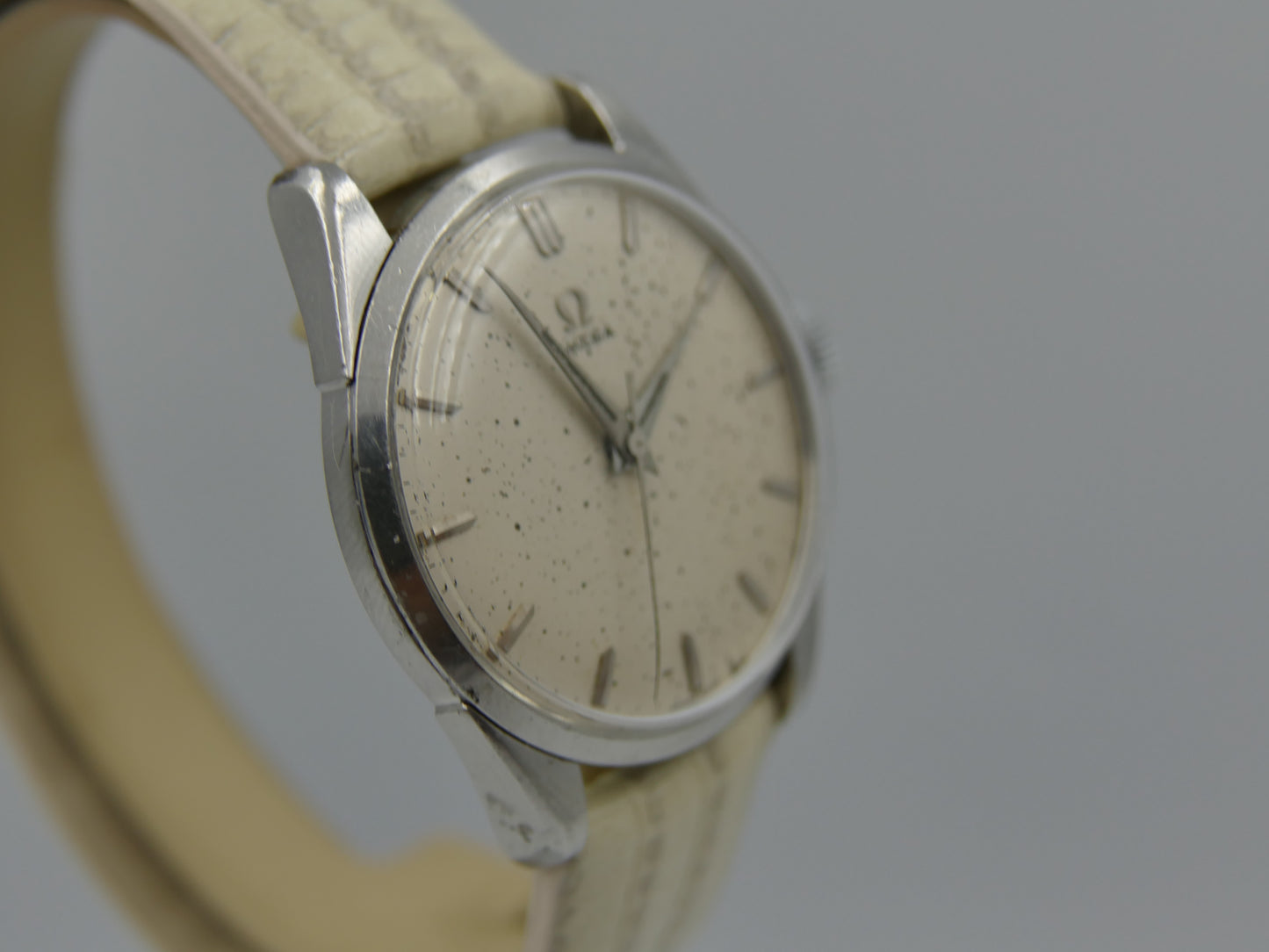 50s vintage watch mens Omega ref 2910 3 SC hand wind cal 284 serviced