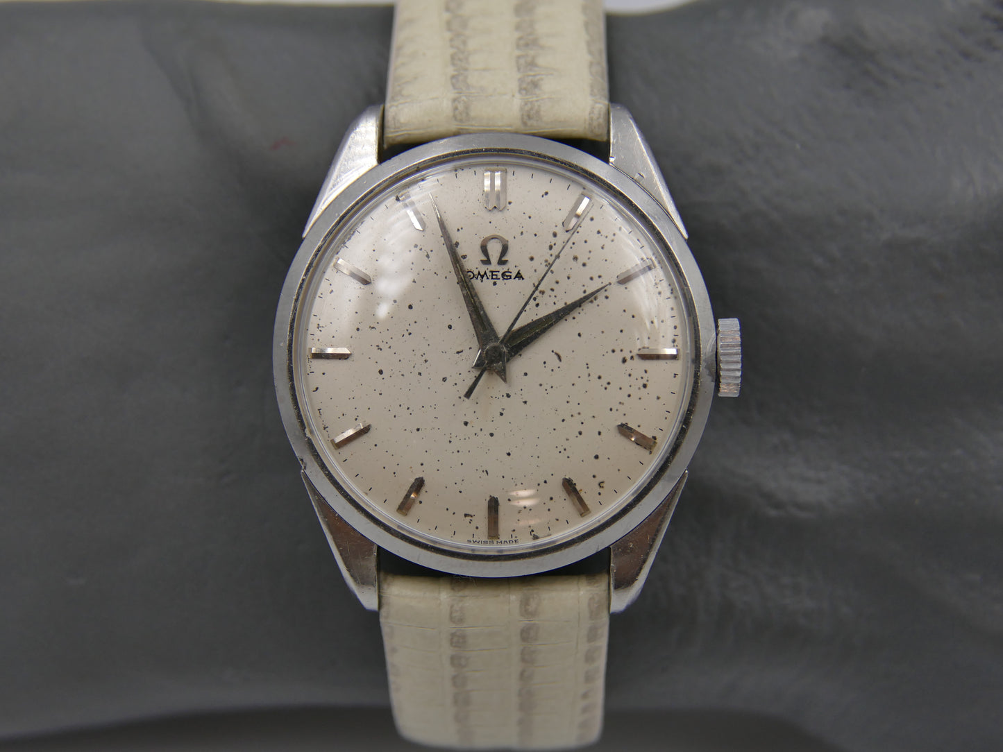 50s vintage watch mens Omega ref 2910 3 SC hand wind cal 284 serviced