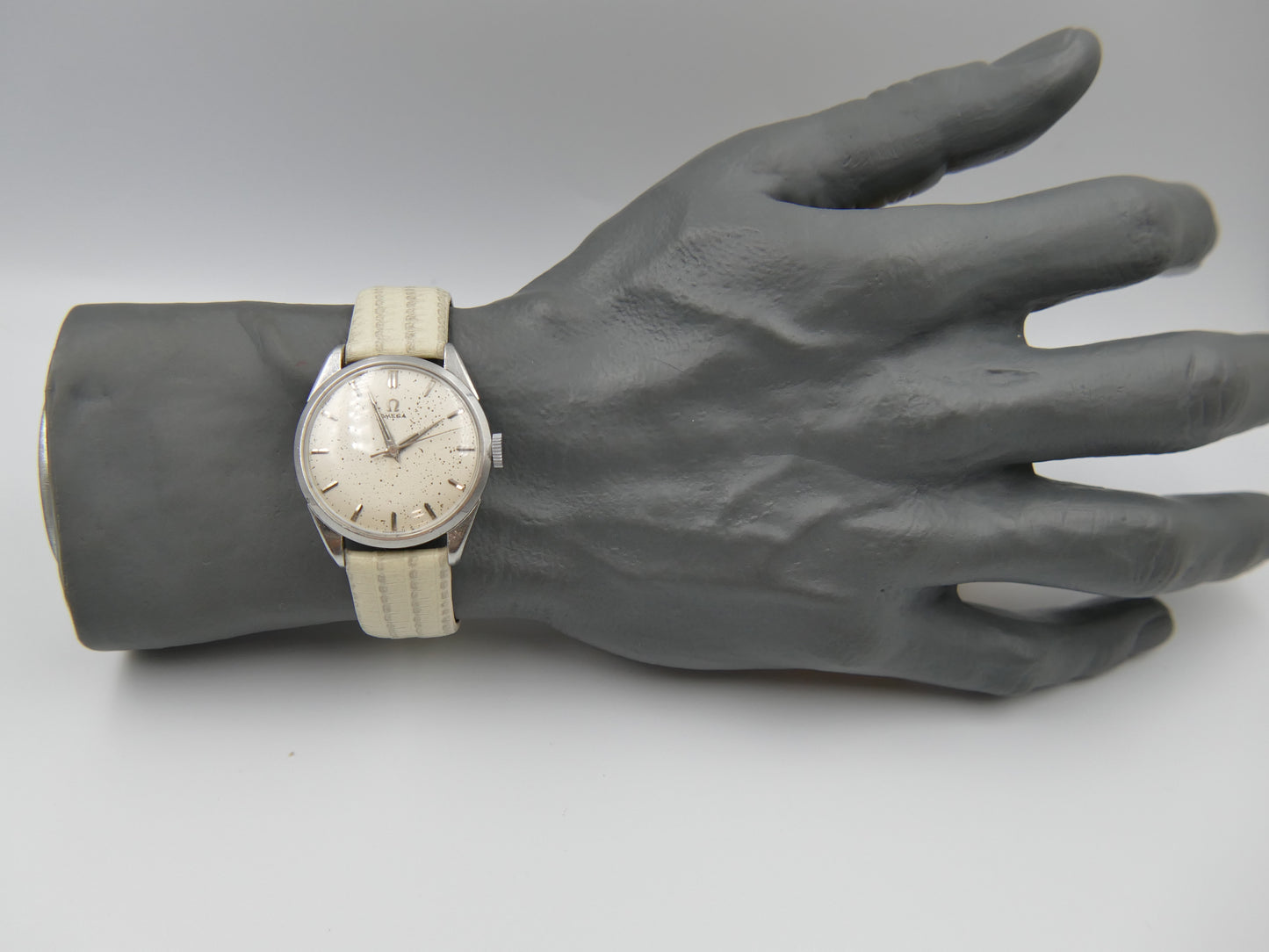 50s vintage watch mens Omega ref 2910 3 SC hand wind cal 284 serviced