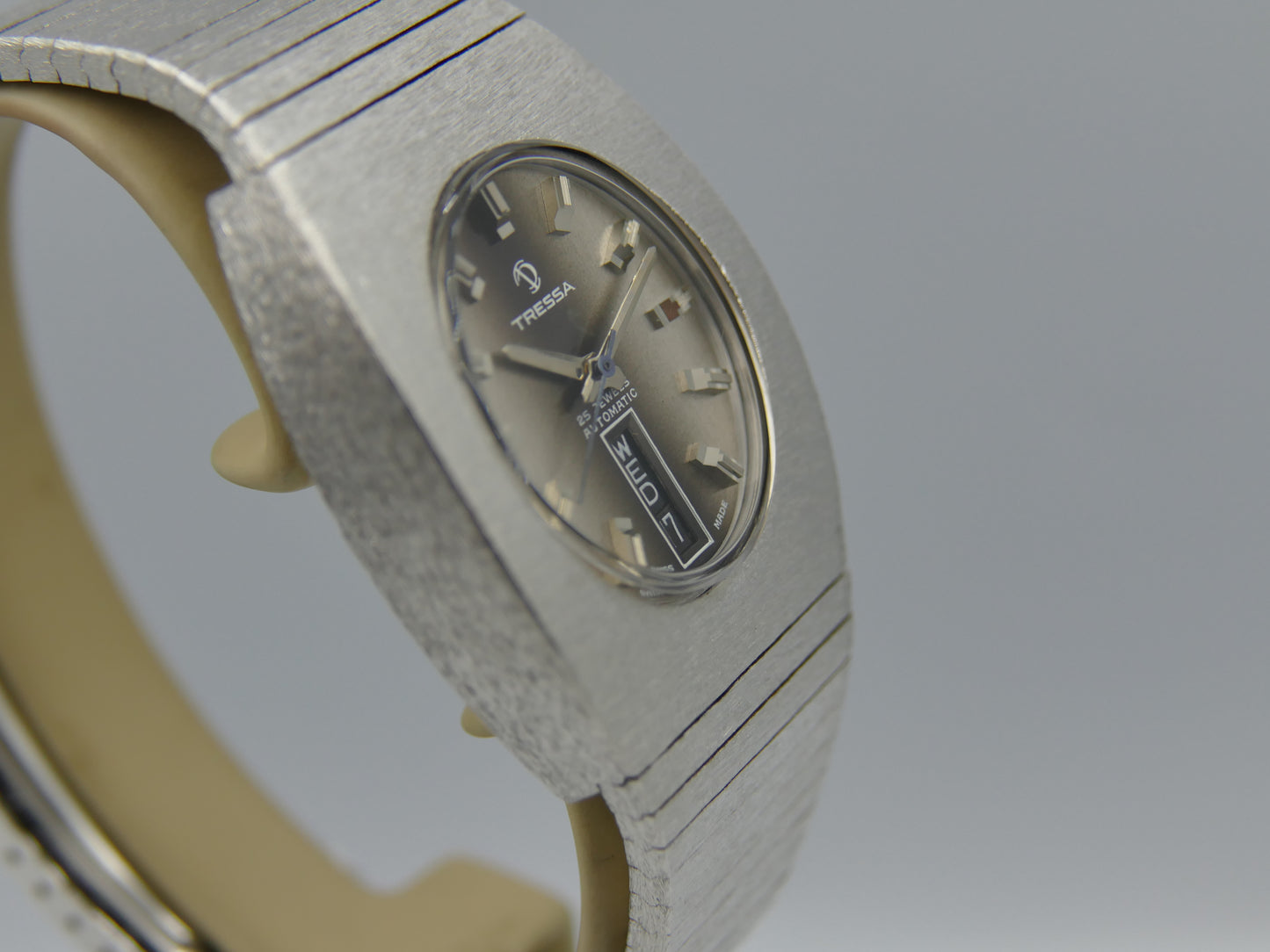 70s Vintage watch mens Tressa Lux Automatic eta Frosted Bark Texture Case Ref. 655 NOS