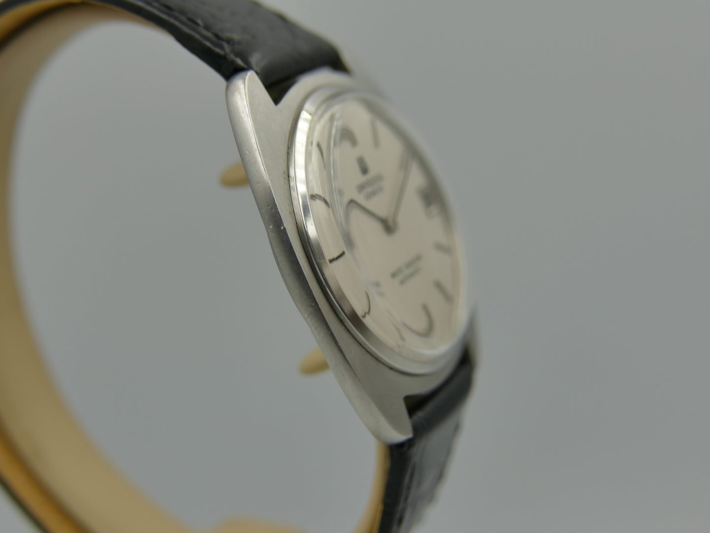 60s vintage watch mens Universal Geneve White Shadow Automatic microtor 1-67 Ref. 867103 ultra slim thin serviced